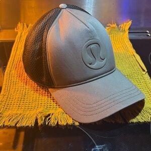 Lululemon olive green trucker hat. Unisex size (S/M).
Adjustable back.